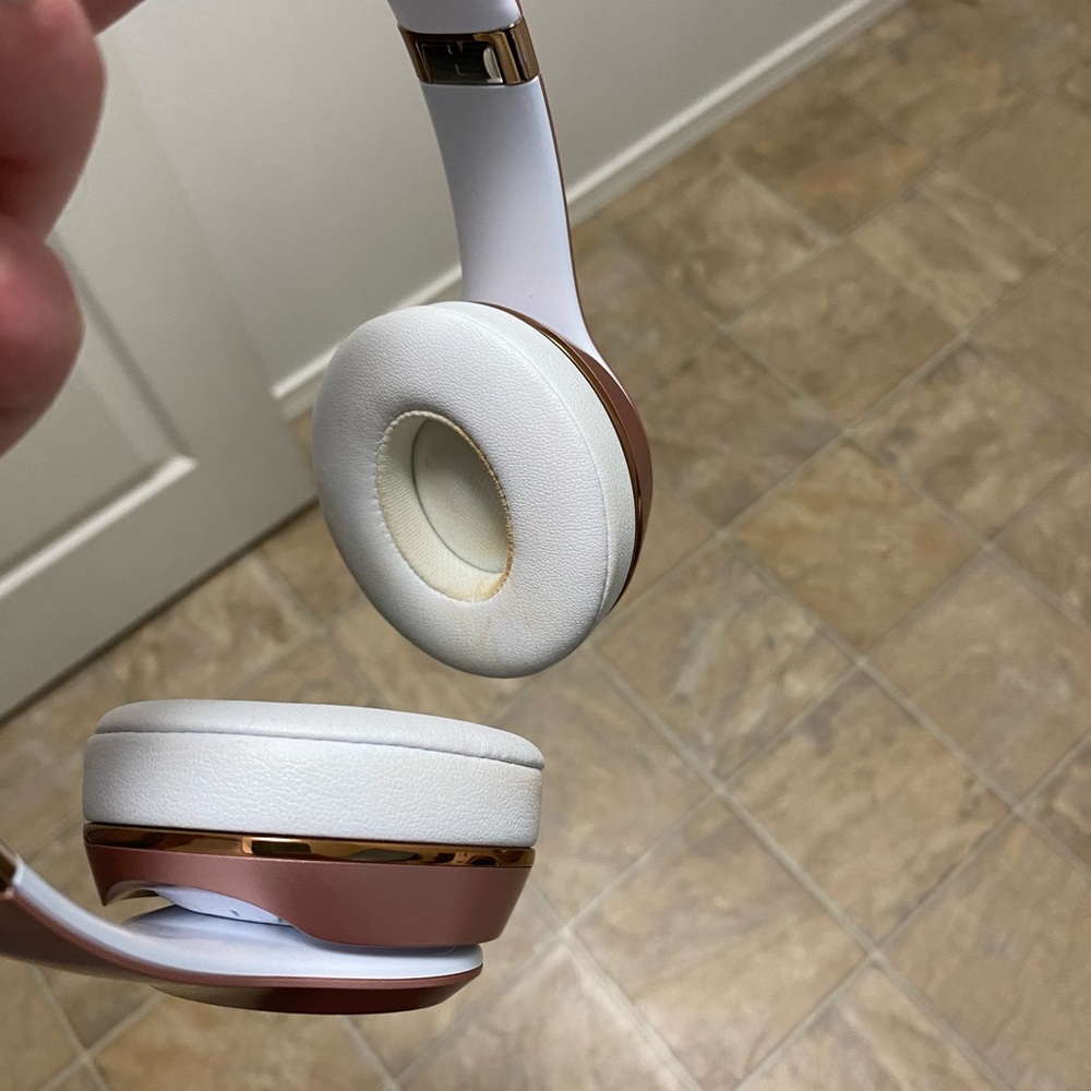 Rose Gold Beats Solo 3 Wireless Headphones EUC - Picture 4 of 7